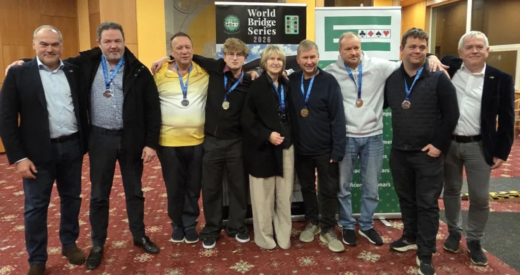 Sølv winter games 2026: F.v. Igor Chalupec (visepresident European Bridge Federation (EBL)), Thor Erik Hoftaniska, Arthur Malinowski, Nicolai Heiberg-Evenstad, Janet De Botton, Geir Helgemo, Espen Erichsen, Thomas Charlsen, Eric Laurant (president EBL). Foto Norges Bridgeforbund
