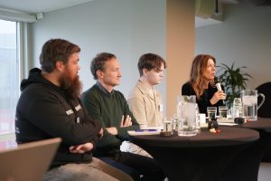 F.v. Christoffer Lian (Spillavhengighet Norge/SF), Jan Erik Grundtjernlien (NAV), Liam Oddekalv (Mental Helse ungdom), Anne-Cecilie Kaltenborn (NHO Handel og Service) snakker om tiltak rettet mot unge som står utenfor arbeid og utdanning.