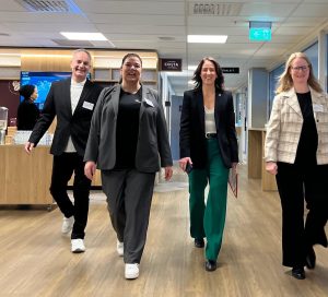 F.v. Lars Erik Andersen (Velferdsalliansen), Cathrine Austrheim (Aleneforeldreforeningen) og Gunnhild Hokholt Bjerve (sekretariatet) tar imot Arbeids- og inkluderingsminister Tonje Brenna.