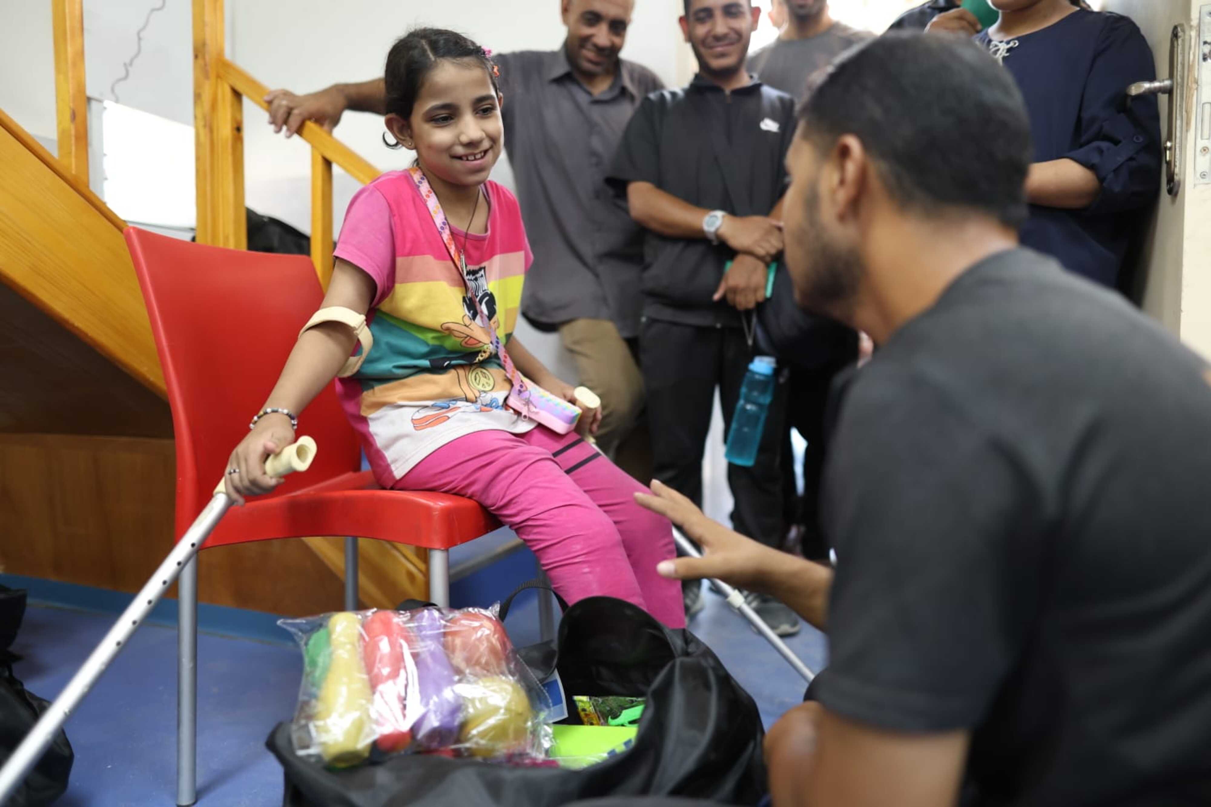 Amira (11) fra Gaza mistet familien sin i et luftangrep. Nå får hun behandling, støtte og omsorg – og har begynt å smile igjen.